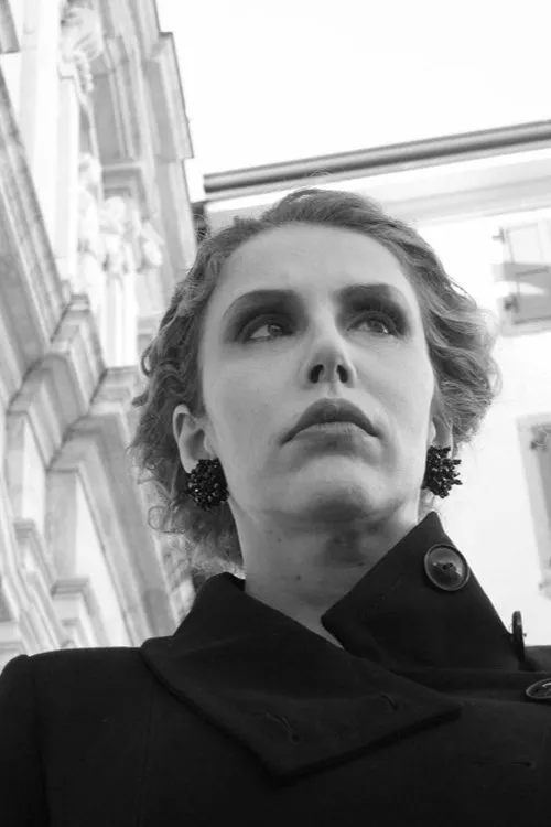 Chiara Pavoni interpretando a The mysterious woman