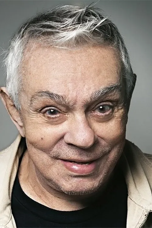 Chico Anysio — personaje: Padre Santo