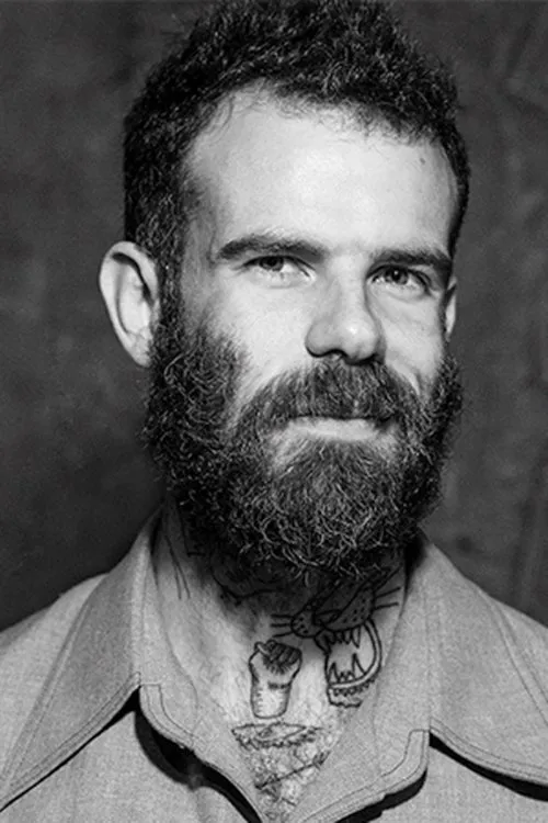 Chico Felitti interpretando a Repórter (voz)