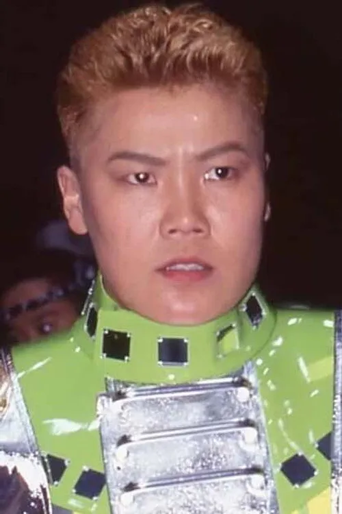 Chieko Suzuki interpretando a Dynamite Kansai