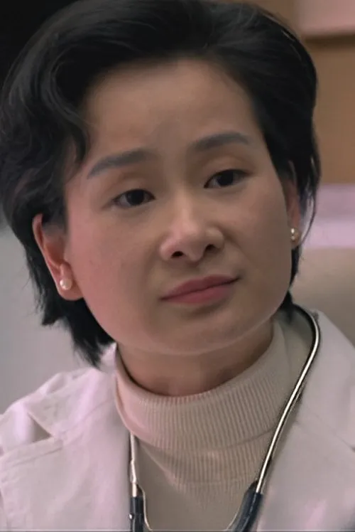 Chiu Yue-Ming interpretando a Karen