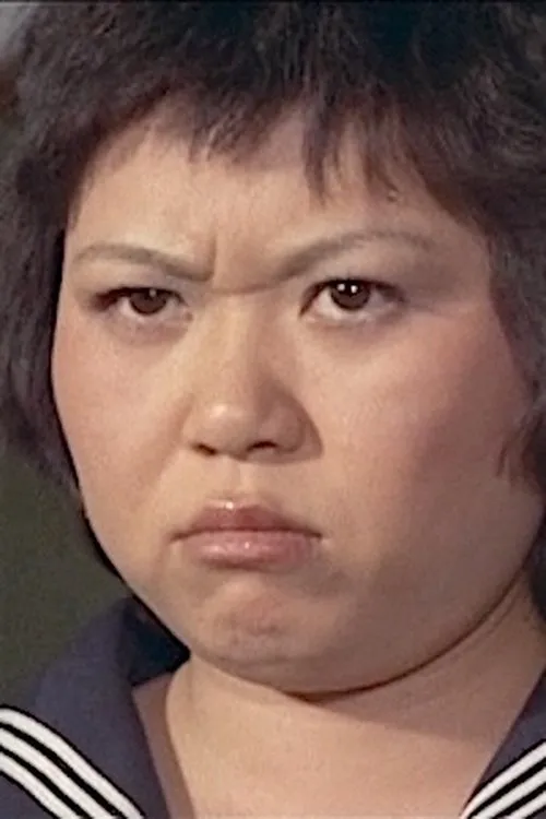 Chizuyu Azami interpretando a 