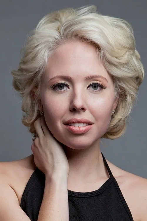 Chloe Lowery interpretando a