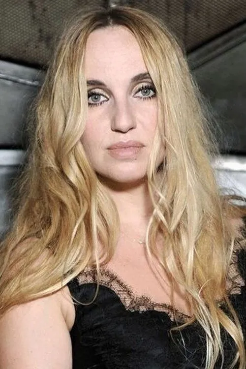 Chloé Mons interpretando a Catherine