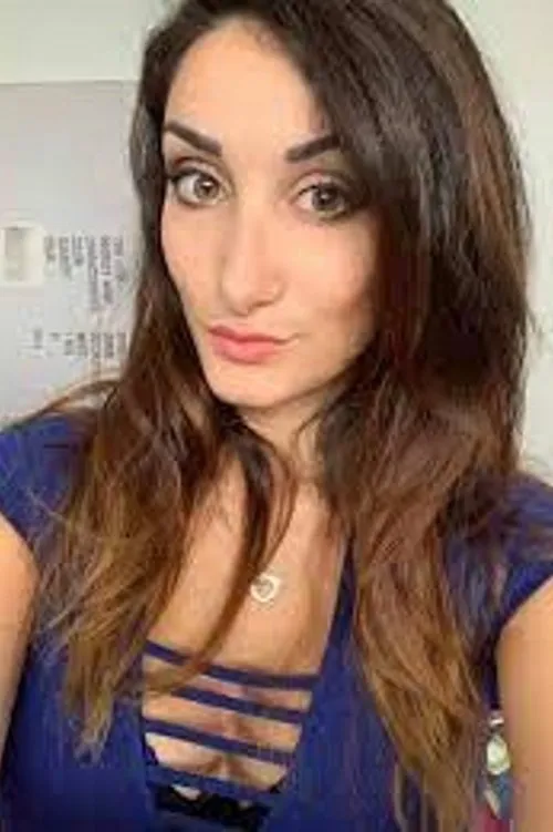 Chloe Sanchez interpretando a