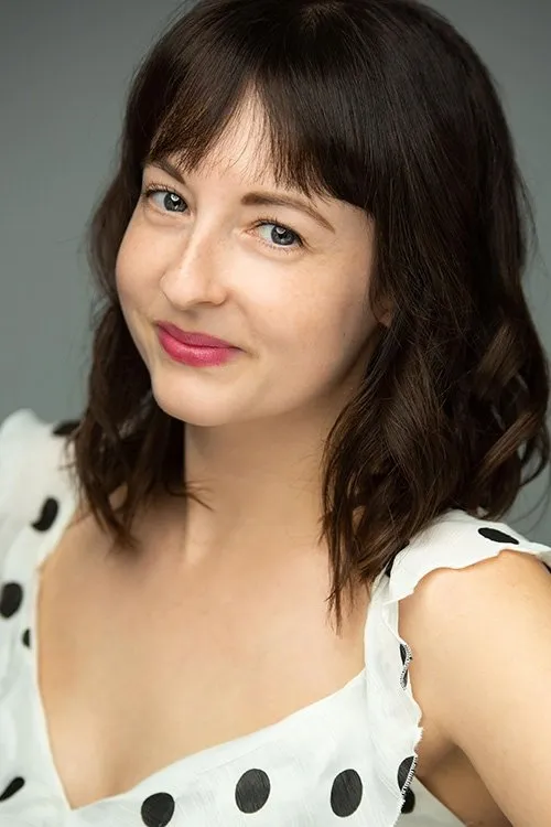 Chloe Wade interpretando a Emily