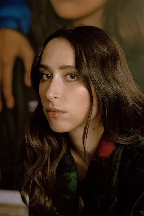 Chloe Wise interpretando a Dipley