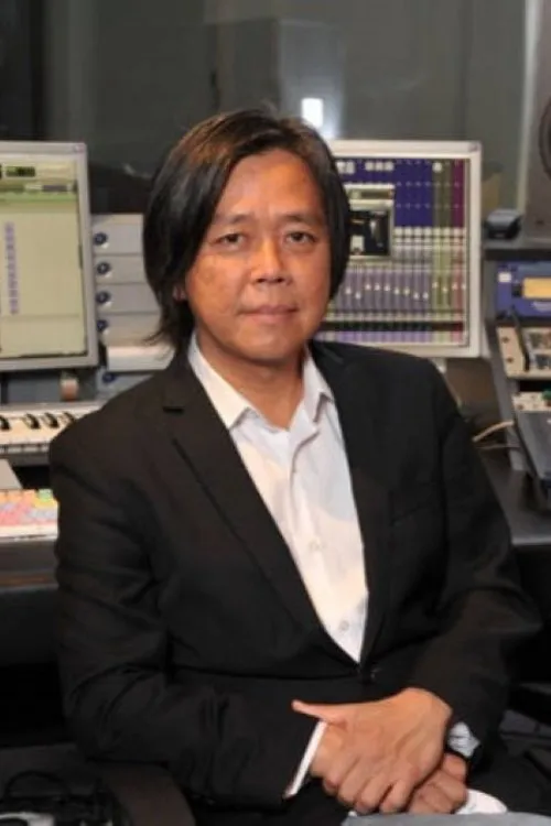 Chong Lim interpretando a Self (Keyboards)