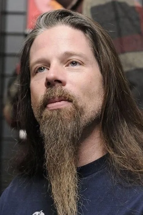 Chris Adler interpretando a 