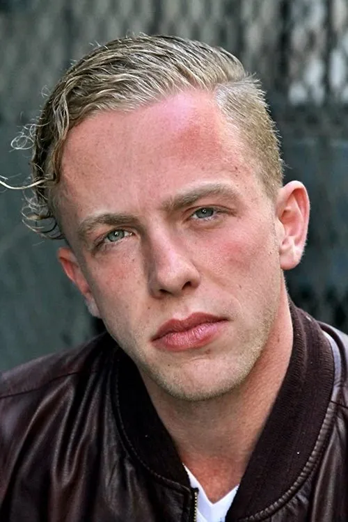 Chris Banks interpretando a Brian