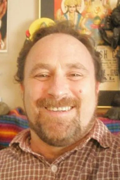 Chris Bennett interpretando a Himself