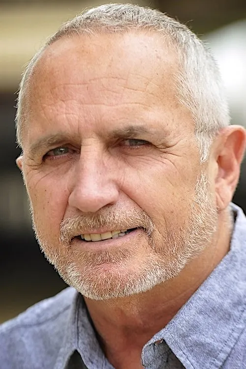 Chris Betts interpretando a Brian