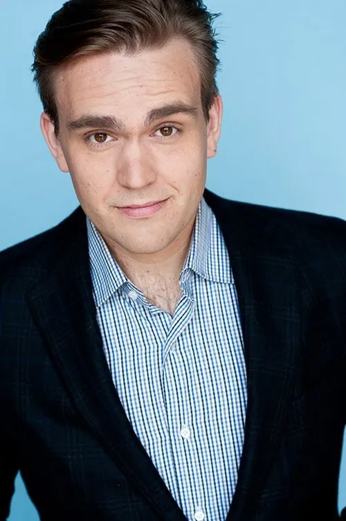 Chris Candy interpretando a Charlie