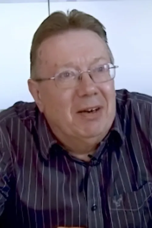 Chris Charlesworth interpretando a Self