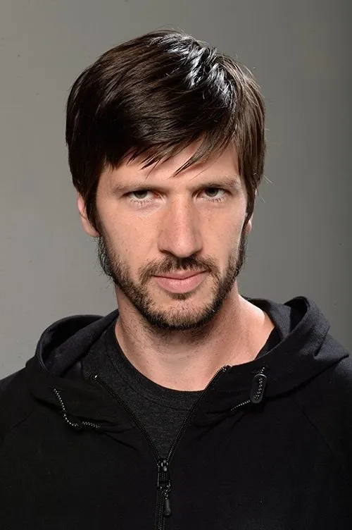 Chris Cole interpretando a