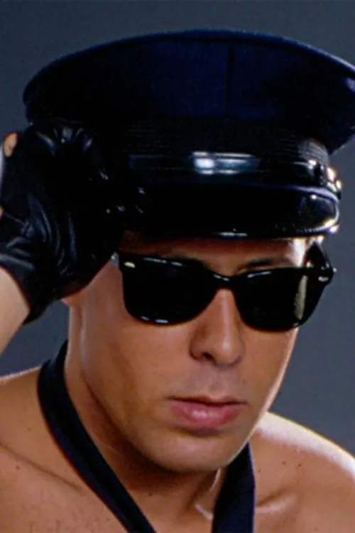 Chris Collins interpretando a