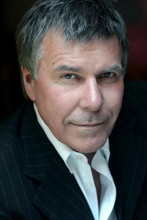 Chris Connelly interpretando a Richard Halligan