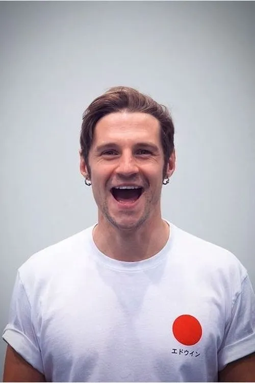 Chris Dagger interpretando a Bass