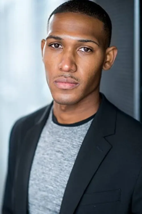 Chris Davis interpretando a Steve Lapalm