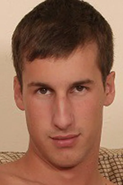 Chris Fox interpretando a (archive footage)