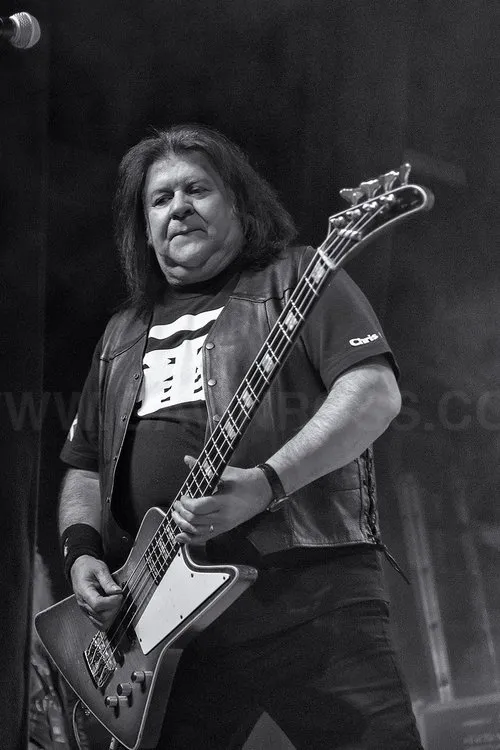 Chris Glen interpretando a Bass