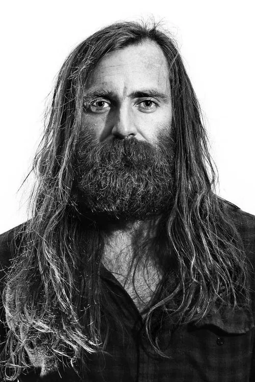 Chris Haslam interpretando a Himself