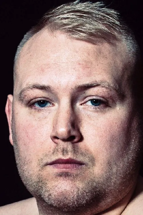 Chris Healey interpretando a Self