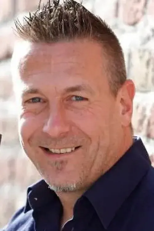 Jeremy P. Nova ha trabajado con Chris Hilton en 4 ocasiones