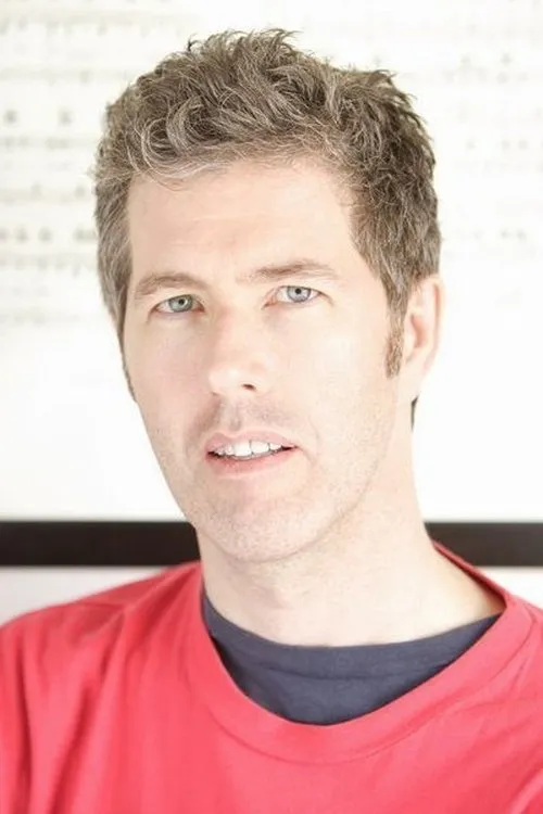 Chris Hogan interpretando a Dennis