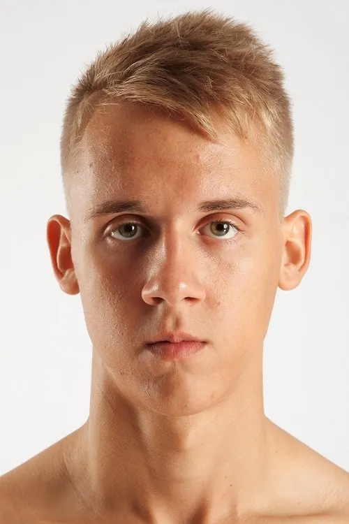 Chris Hollander interpretando a 