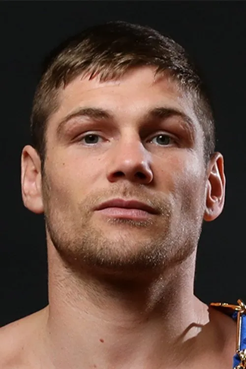 Chris Jenkins interpretando a Self