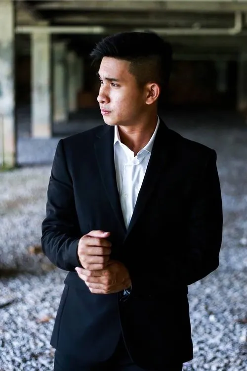 Chris MJ interpretando a Detective Ros