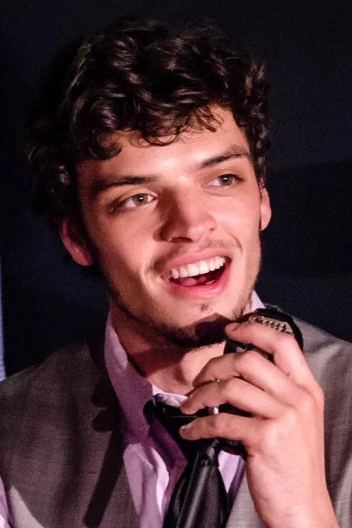 Chris Modrzynski interpretando a Dean