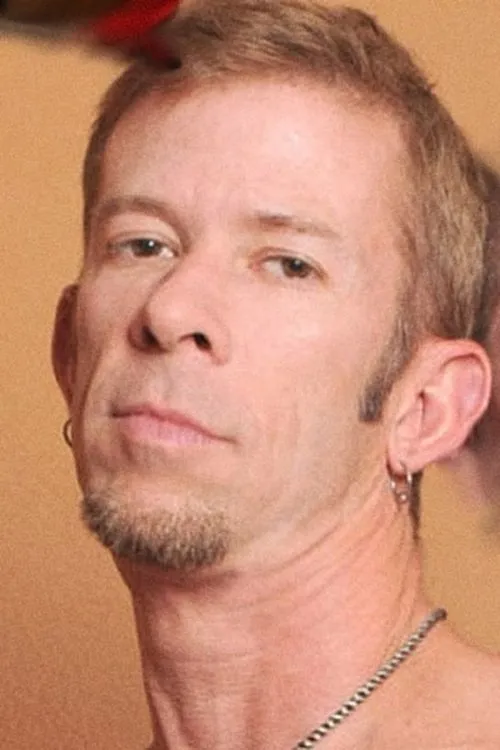 Chris Neal interpretando a 