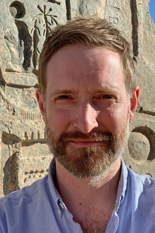 Chris Nounton interpretando a Self - Presenter