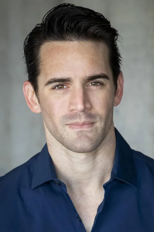 Chris Plourde interpretando a Alien behind glass