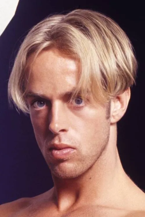 Chris Robbin interpretando a 