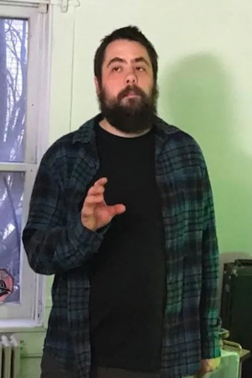 Chris Ruppert interpretando a Johnny Duckett