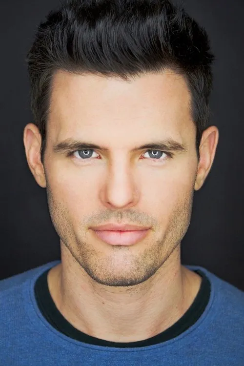 Chris Santos interpretando a Chris