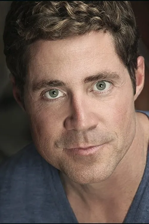 Chris Steele interpretando a