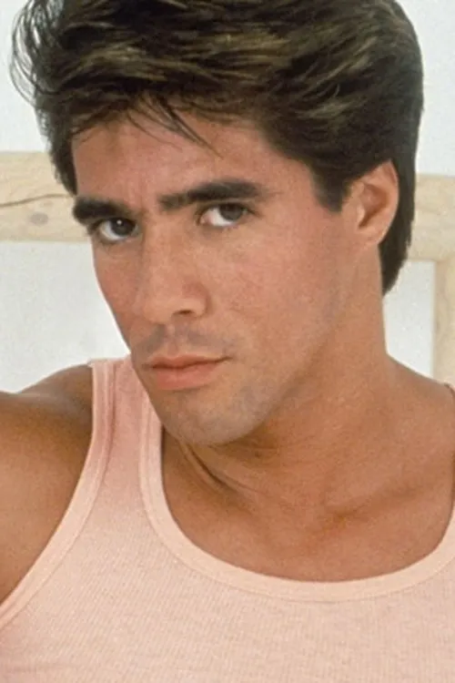 Chris Stone interpretando a