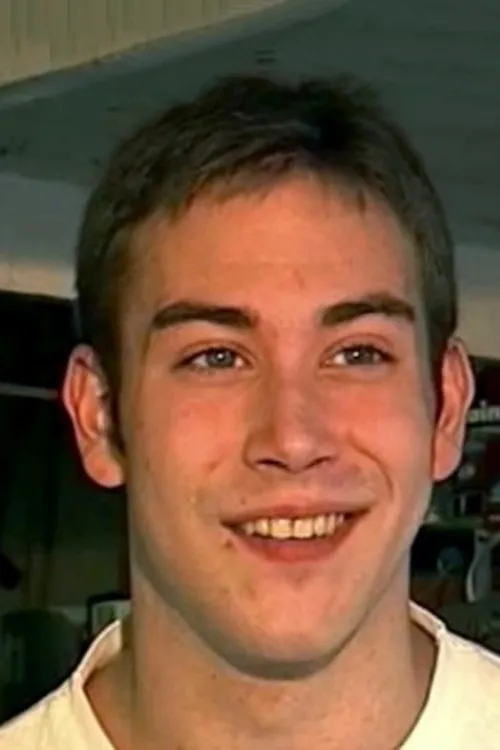 Chris Sullivan interpretando a 