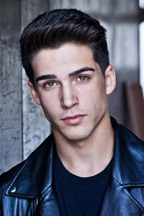 Chris Tomassetti interpretando a The Stalker (Joe Goldberg)