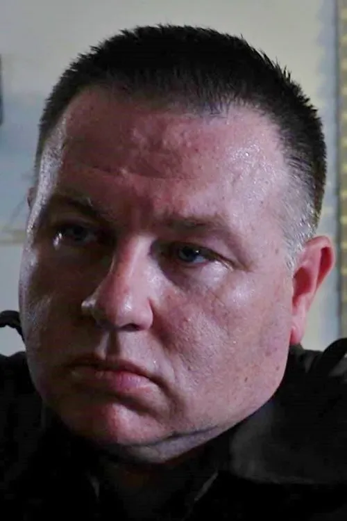 Chris Townley interpretando a The Deputy