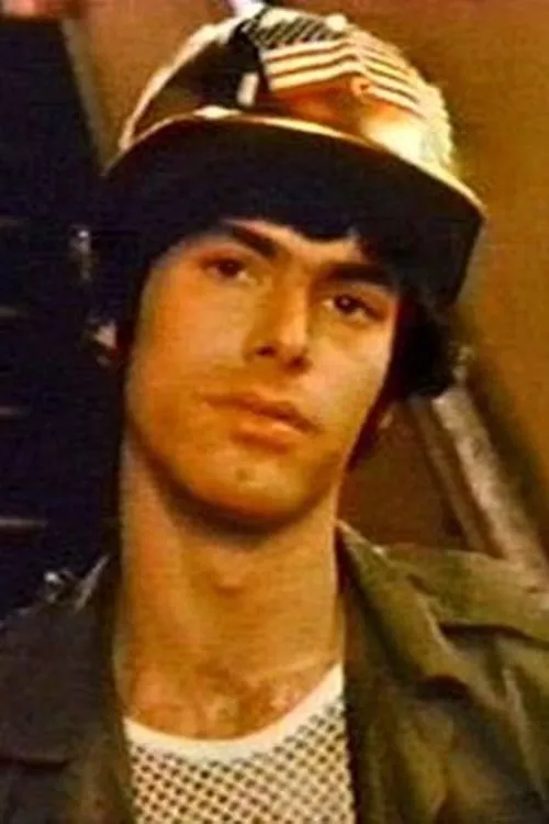 Chris Villette interpretando a The Hard Hat