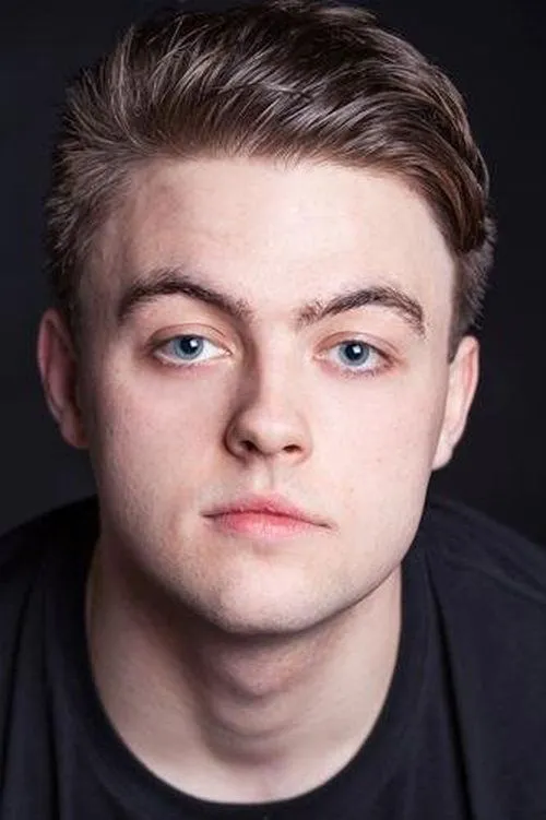 Chris Waller interpretando a Glenny