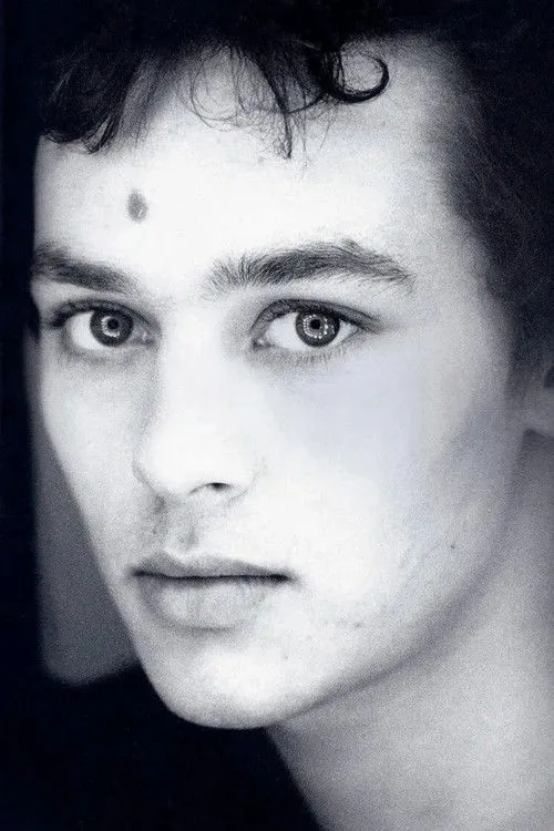 Christian Aaron Boulogne interpretando a Boy