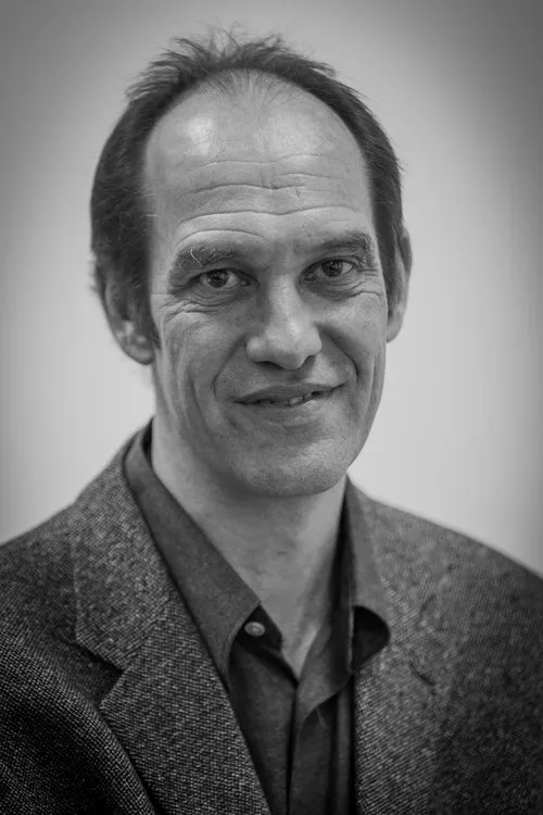 Christian Bonah interpretando a Self