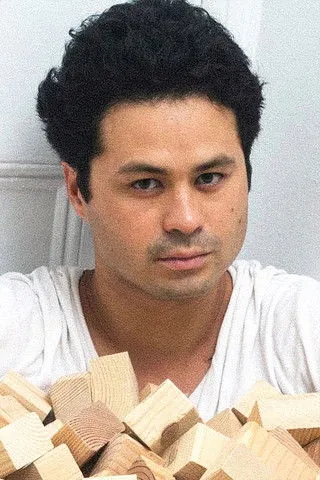 Christian Carroll interpretando a Kristof