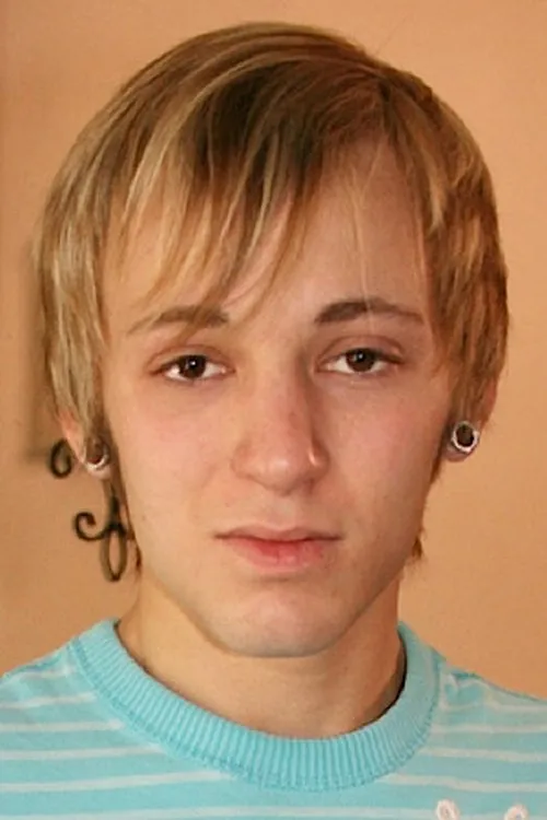 Christian Chase interpretando a (archive footage)